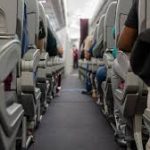 Почему не стоит надевать чёрные носки в самолёт: совет опытного стюарда