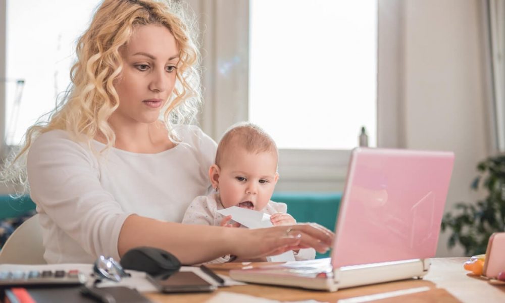 Как оформить выплаты матери-одиночке в Украине в 2026 году: список документов, размер помощи и важные условия