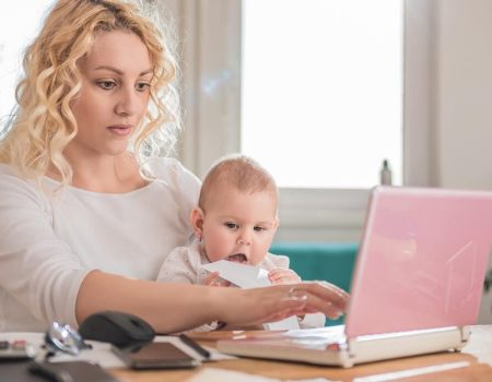 Как оформить выплаты матери-одиночке в Украине в 2026 году: список документов, размер помощи и важные условия