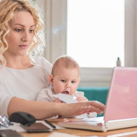 Как оформить выплаты матери-одиночке в Украине в 2026 году: список документов, размер помощи и важные условия