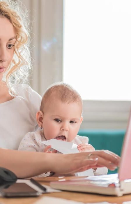 Как оформить выплаты матери-одиночке в Украине в 2026 году: список документов, размер помощи и важные условия