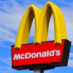 McDonald’s представил острый бургер и Биф рол: что внутри Роял Халапеньо и Биф рол — цены и где купить