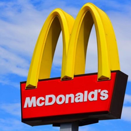 McDonald’s представил острый бургер и Биф рол: что внутри Роял Халапеньо и Биф рол — цены и где купить