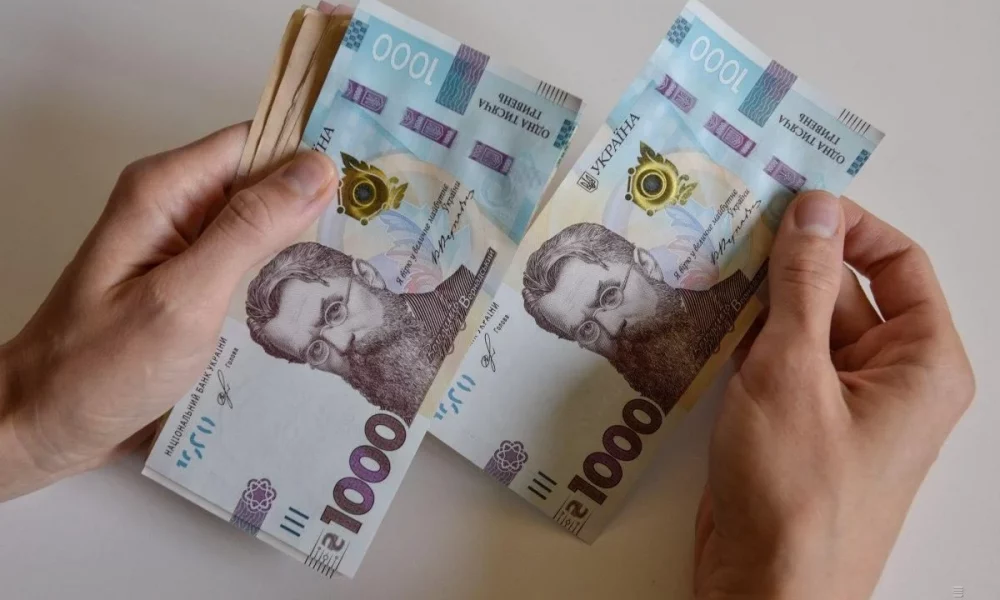 Украинцам выплатят по 1500 грн: кто получит деньги в апреле и как будут начислять выплаты