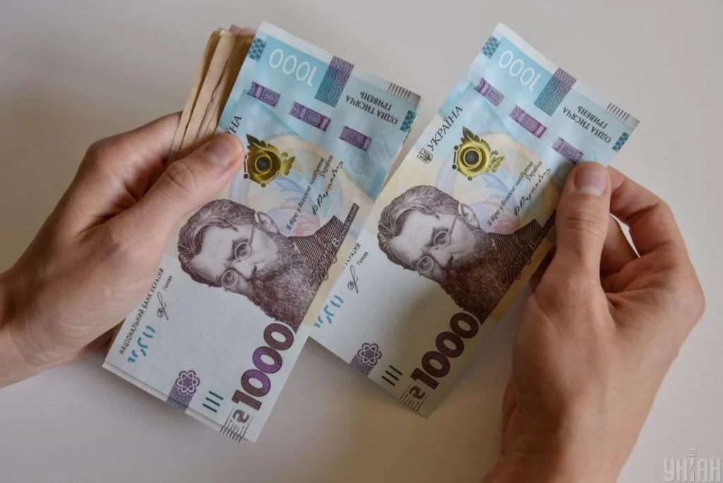 Украинцам выплатят по 1500 грн: кто получит деньги в апреле и как будут начислять выплаты Украинцам выплатят по 1500 грн: кто получит деньги в апреле и как будут начислять выплаты