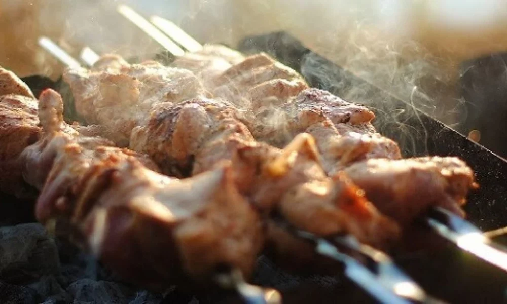 Как приготовить идеальный шашлык на минеральной воде: простой рецепт сочного и мягкого мяса