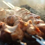 Как приготовить идеальный шашлык на минеральной воде: простой рецепт сочного и мягкого мяса