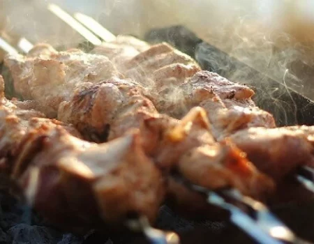 Как приготовить идеальный шашлык на минеральной воде: простой рецепт сочного и мягкого мяса