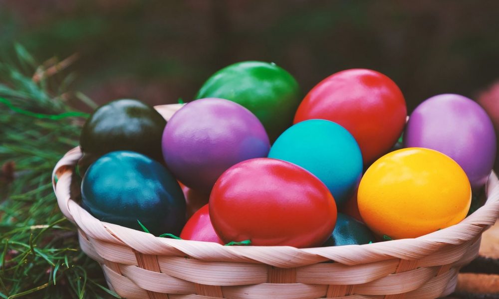 Как покрасить яйца на Пасху, чтобы цвет получился ярким и ровным: 10 лучших способов