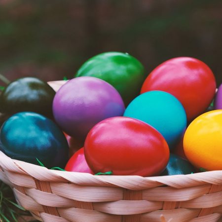 Как покрасить яйца на Пасху, чтобы цвет получился ярким и ровным: 10 лучших способов