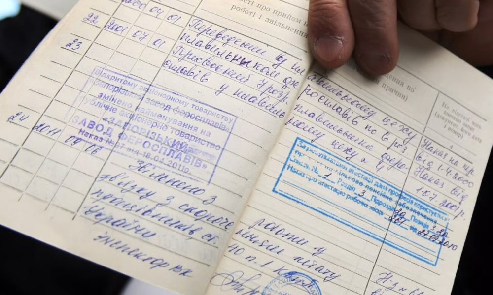 Как рассчитать трудовой стаж для выхода на пенсию в Украине в 2026 году