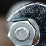 Как правильно откручивать болт: простое правило для правой и левой резьбы