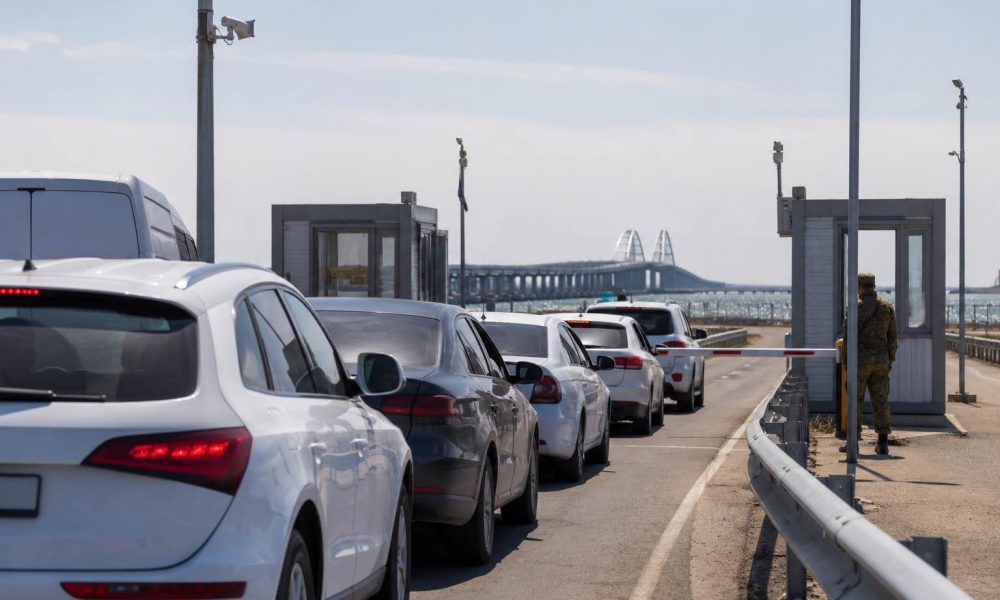 Топливный кризис и закрытые мосты: что происходит в Крыму после новых ударов ВСУ