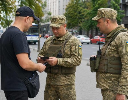 Полномочия ТЦК на улице: что делать, если вас остановили и требуют документы