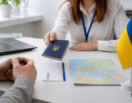Как вернуться в Украину с просроченным паспортом: страны, документы и возможные штрафы 2026