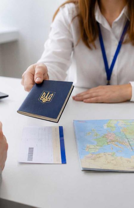 Как вернуться в Украину с просроченным паспортом: страны, документы и возможные штрафы 2026