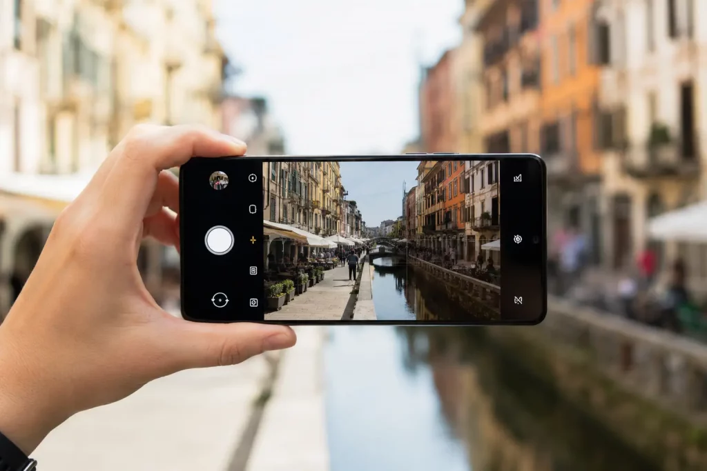 крупный план экрана смартфона Oppo Reno16 Pro с интерфейсом камеры