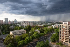 Похолодание, грозы и новая жара: какой будет погода в Украине до конца июля