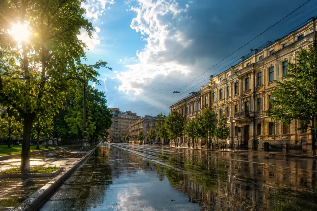 солнечная погода после дождя на городской улице.