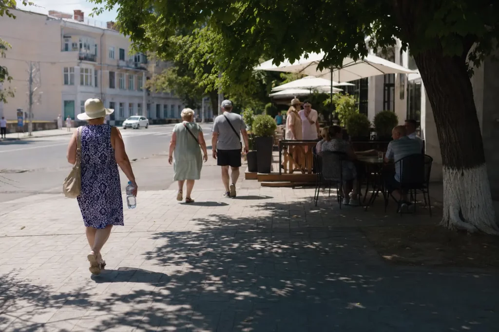 Жители Херсона на улице в жаркий летний день.