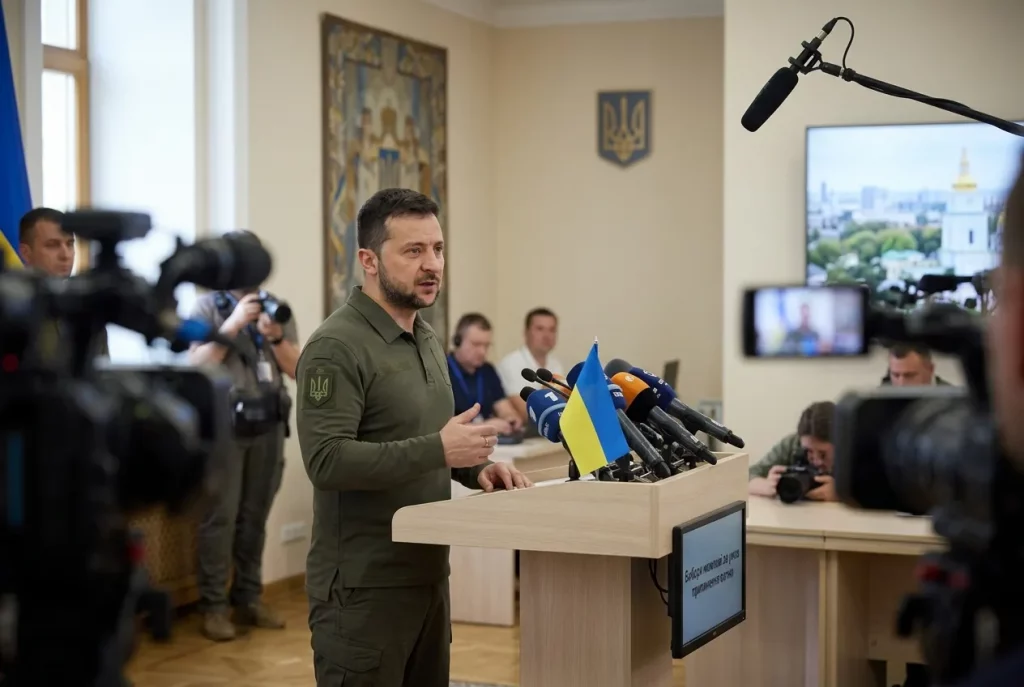 Владимир Зеленский во время общения с журналистами в Киеве на фоне обсуждения президентских выборов и прекращения огня