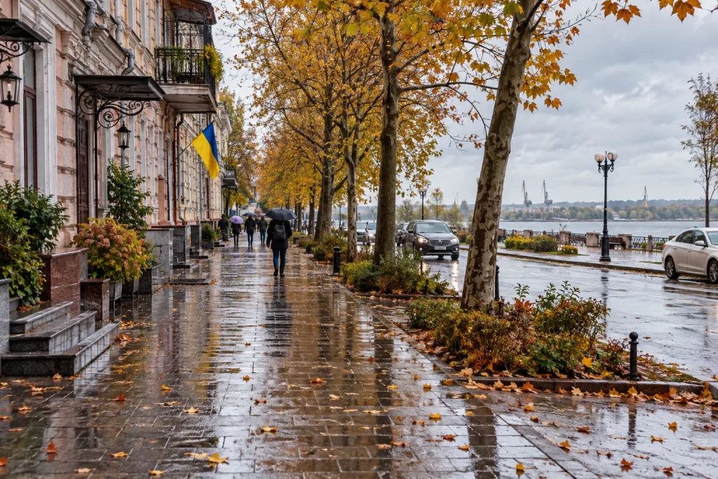  Осенняя погода в Херсоне, облачное небо над городом и мокрые после дождя улицы